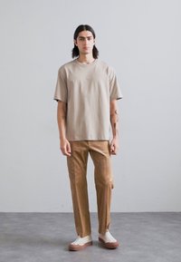 Filippa K HEAVY CREW NECK TEE - Pamata T-krekls - moss grey