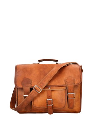 Borsa a tracolla in pelle marrone con tasche frontali con fibbia e tracolla regolabile su sfondo bianco.