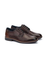 Zapatos de vestir de cuero marrón con un acabado suave, diseño con cordones y acentos en contraste en tan en el tacón. Suela de goma para mayor agarre.