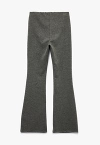 Grijze geribbelde flared leggings met een rekbare tailleband. De stof heeft een zachte textuur met een verticaal patroon, wat het totale ontwerp versterkt.