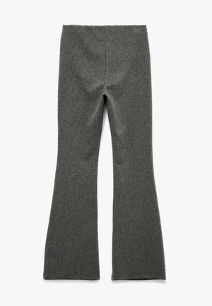 Leggings grigi rib rib che si allargano verso il basso, con una cintura elastica. Il tessuto presenta una texture morbida con un motivo verticale, che migliora il design complessivo.