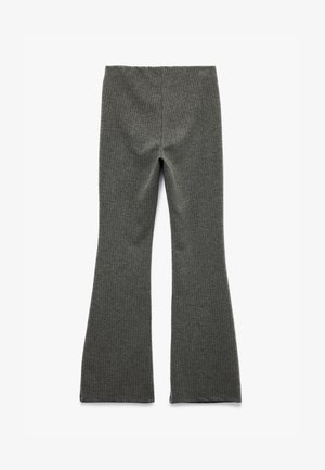 Leggings grises à côtes évasées avec une taille extensible. Le tissu a une texture douce avec un motif vertical, améliorant le design global.