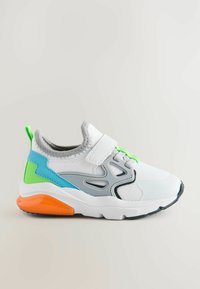 Weißer Sportschuh mit grauen, blauen, grünen und orangefarbenen Akzenten. Verfügt über ein Obermaterial aus Mesh, einen elastischen Riemen und eine strukturierte Sohle für besseren Halt.