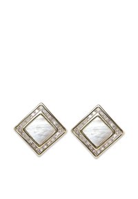 Goldfarbene quadratische Ohrringe mit einem Mittelteil aus Perlmutt, umgeben von klaren Strasssteinen, in Diamantform und mit polierter Oberfläche.