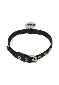 Brăţară din piele texturată neagră cu accesorii din argint, având accente circulare şi închidere cu cataramă, proiectată pentru ajustare a dimensiunii.