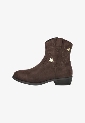 Botas de ante marrón hasta el tobillo con un tacón bajo, que presentan acentos dorados en forma de estrella y diseños de costura sutiles en los laterales.
