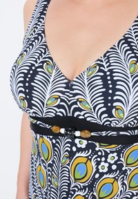 Robe à motifs floraux avec un décolleté en V profond, ceinture de taille noire avec des perles décoratives, dans des teintes de blanc, bleu marine, vert et jaune.