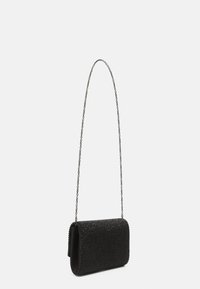 Borsa clutch nera con superficie texture, dotata di una tracolla a catena e forma rettangolare, decorata con piccoli chiodini.
