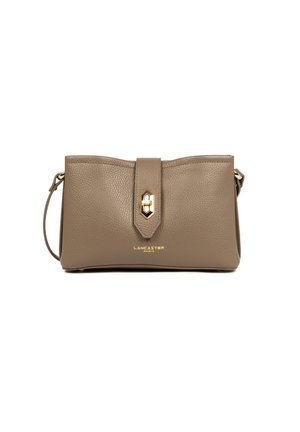 Sac à main en cuir taupe Lancaster Paris avec fermoir doré et bandoulière ajustable, vue de face sur fond blanc.