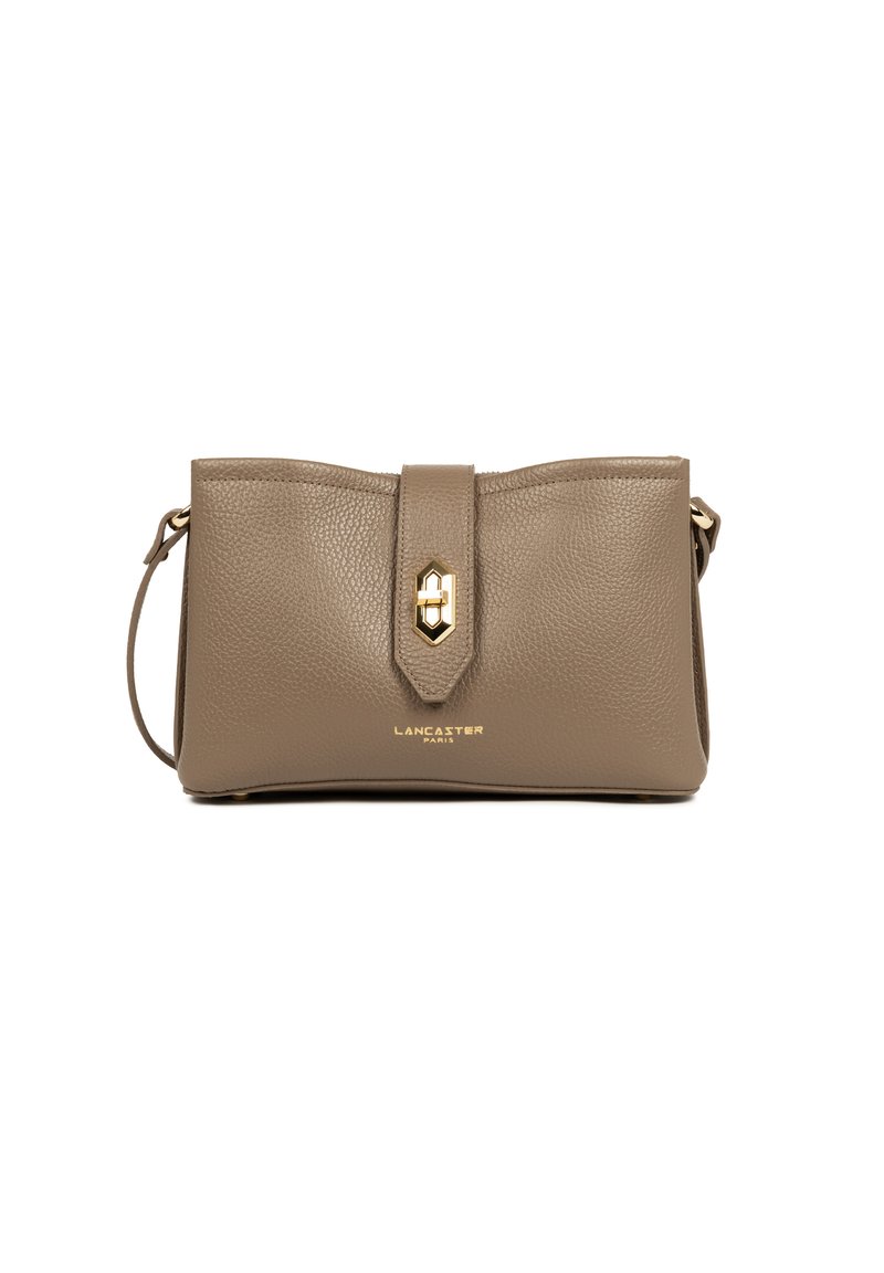 Borsa in pelle taupe di Lancaster Paris con chiusura in metallo dorato e tracolla regolabile, vista frontale su sfondo bianco.