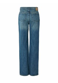 Široke plave traperice imaju visok struk, četiri džepa i svijetlu nijansu s suptilnim ispiranjem. Na leđima se nalazi kožni oznaka branda.