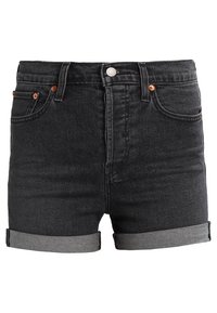 Shorts de mezclilla negra de tiro alto, con dobladillos enrollados, remaches de cobre y bolsillos frontales. La textura de la tela parece suave y ligeramente desgastada.