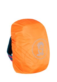 Svetlo oranžna zaščita za dež z logotipom srebrnega risanega pingvina, nameščena na nahrbtniku s svetlo modrimi in roza trakovi vidnimi.