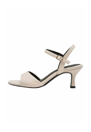 Sandale en cuir beige avec une large bande avant, une bride de cheville ajustable, et un talon aiguilles de 5 cm. Texture lisse et design minimaliste.