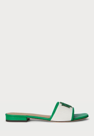 Roheline ja valge libeda taldaga sandaal, millel on kangas ülemine osa ja kaunistusdetail rihmal. Sile viimistlus, minimalistlik disain.