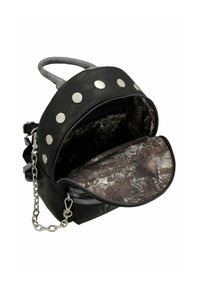 Czarny plecak ze sztucznej skóry z srebrnymi, okrągłymi ćwiekami, szarym materiałowym uchwytem oraz paskiem łańcuszkowym. Wnętrze wyściełane jest wzorzystym, brązowym materiałem.