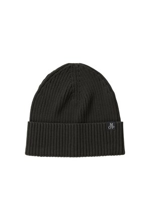 Schwarze gestrickte Beanie-Mütze mit umgeschlagenem Rippenbündchen und kleinem rechteckigem Etikett mit den Buchstaben MOP am Bündchen.