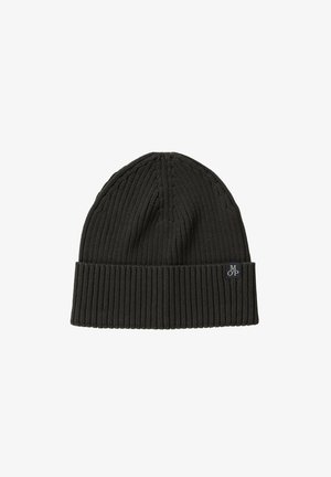 Schwarze gestrickte Beanie-Mütze mit umgeschlagenem Rippenbündchen und kleinem rechteckigem Etikett mit den Buchstaben MOP am Bündchen.