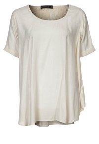 Ljus beige kortärmad topp med rund halsringning, tillverkad av mjukt tyg, med en spetsdetalj vid kragen och en flödande design.