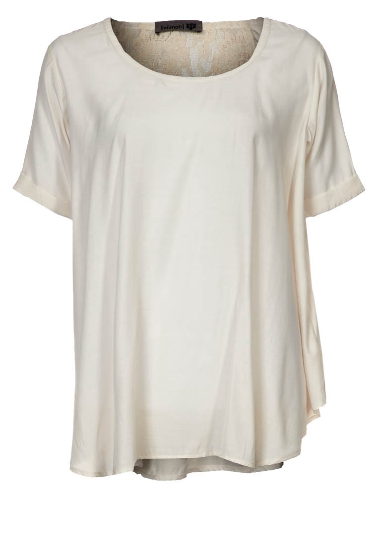 Ljus beige kortärmad topp med rund halsringning, tillverkad av mjukt tyg, med en spetsdetalj vid kragen och en flödande design.