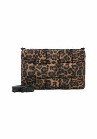 Sac bandoulière rembourré rectangulaire avec un motif léopard et une sangle noire amovible placée à côté sur fond blanc.