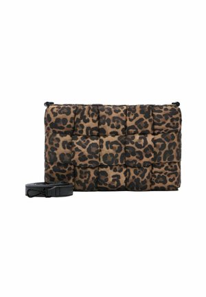 Sac bandoulière rembourré rectangulaire avec un motif léopard et une sangle noire amovible placée à côté sur fond blanc.
