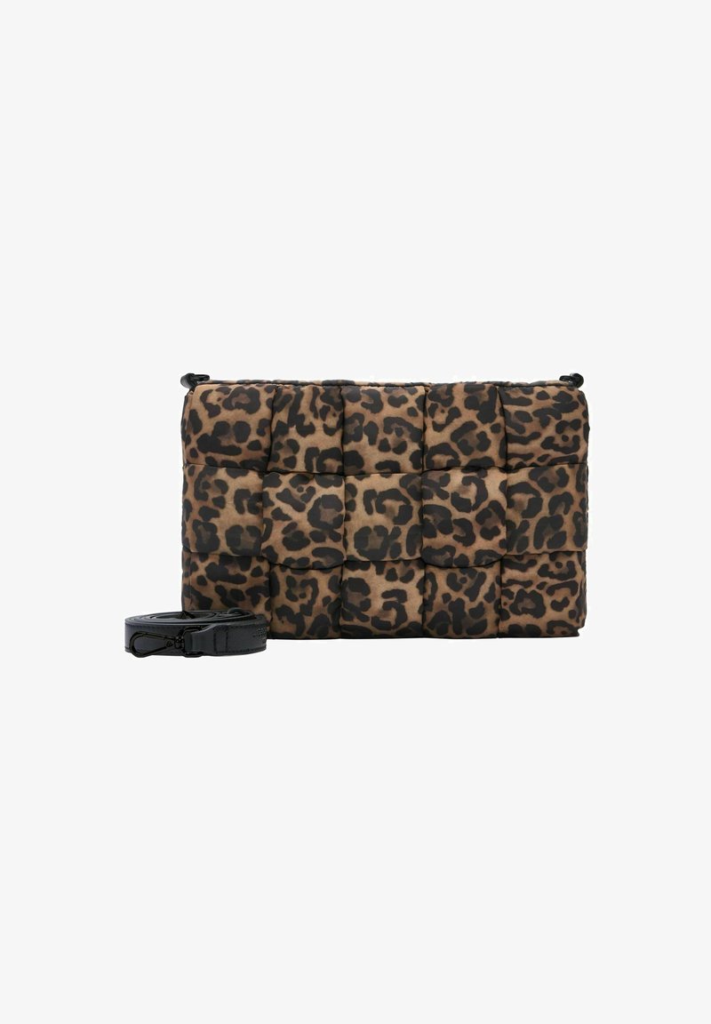Borsa a tracolla rettangolare imbottita con motivo leopardato e tracolla nera staccabile posizionata accanto a essa su sfondo bianco.
