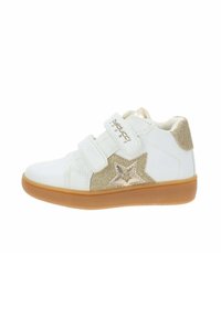 Sneaker bianca con dettagli dorati, dotata di due cinturini in velcro regolabili, un elemento decorativo a forma di stella e una suola in gomma.
