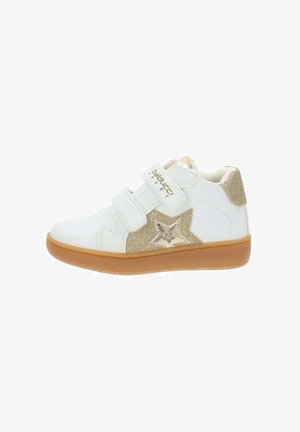 Zapatilla blanca con detalles en dorado, que presenta dos correas ajustables de velcro, un elemento de diseño en forma de estrella y una suela de goma.