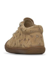 Světlé semišové kotníkové boty s vzorovaným designem malých šipek, texturovaným povrchem, kulatou gumovou podrážkou a detailem šněrování vpředu.