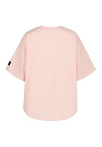 Camiseta de manga corta, holgada, de suave tela rosa, con cuello redondo, dobladillo curvado en la parte inferior y un acento negro en la manga.