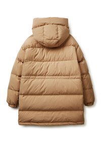 Manteau rembourré de couleur brun clair, avec une capuche, un design matelassé et des poignets élastiques. Le matériau semble doux avec une texture lisse.