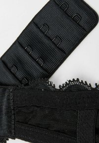 Zwarte bh-band met elastische banden en haakjes, met een textuur van kant aan de rand en een gladde stof. Meerdere haakposities voor een verstelbare pasvorm.