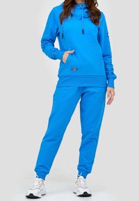 Felpa blu e pantaloni abbinati in tessuto morbido, con tasca a marsupio, cappuccio con coulisse e polsini a coste.