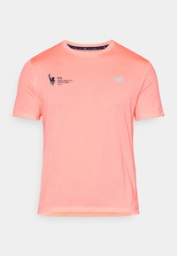 Leichtes, kurzärmliges Laufshirt in leuchtendem Pink, mit strukturiertem Finish, New Balance-Logo und Druck "TCS New York City Marathon 2025".