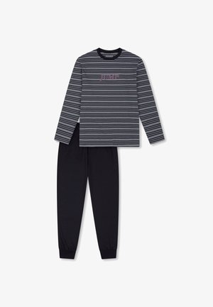 Blusa de manga larga a rayas blancas y negras con el texto "JUMP", combinada con pantalones jogger negros sólidos. Tela suave, corte relajado, puños elásticos.