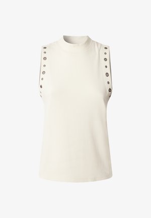 Top bianco senza maniche con collo alto e dettagli in occhio di bue argentati lungo entrambe le cuciture delle spalle.