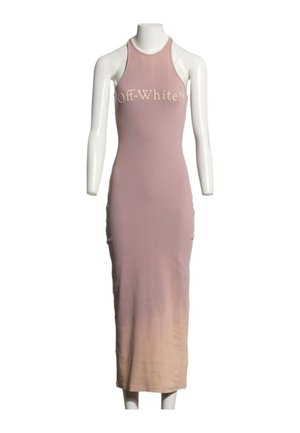 Mouwloze roze maxi-jurk met verloopkleur en tekst "Off-White" op de borst, getoond op een witte paspop zonder hoofd of handen.
