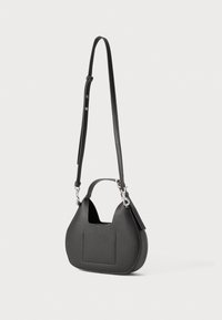 Borsa a soli, in pelle nera testurizzata, con forma curva, manico superiore e tracolla regolabile. Caratterizzata da una tasca frontale e dettagli in metallo argentato.