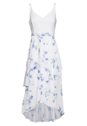 Hvid ærmeløs kjole med V-hals, lagdelt asymmetrisk nederdel og lyseblåt blomsterprint med matchende taljebånd.