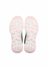 Solle di scarpe sportive nere con suola in gomma bianca e rosa. Visibili modelli testurizzati e scanalature per una migliore aderenza.