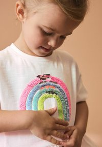 Next SHORT SLEEVE SEQUIN  - Tricou cu imprimeu - pink rainbow