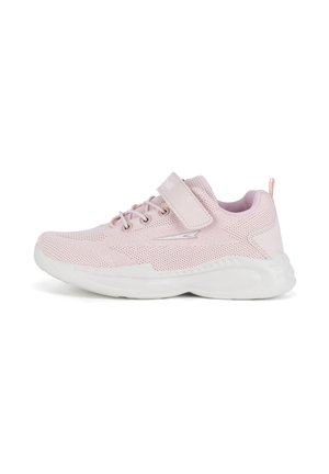 Zapatilla deportiva rosa con parte superior de malla transpirable, cierre de cordones y correa de velcro, y suela de goma blanca acolchada.
