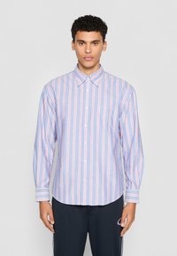 Camisa de botão riscada em azul, rosa e branco. Apresenta colarinho, mangas longas e um bolso no peito. Tecido de algodão suave, corte regular.