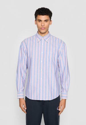 Chemise à rayures bleu, rose et blanche. Dotée d'un col, de manches longues et d'une poche poitrine. Tissu en coton lisse, coupe régulière.