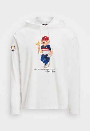 Sweat à capuche blanc avec un ours Polo portant une casquette rouge, une tenue polo marine, tenant un trophée en or, et un écusson USA 2023 sur la manche gauche.