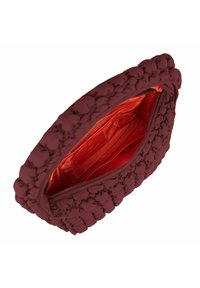 Pochette en velours bordeaux avec un extérieur texturé et rembourré. L'intérieur est doublé d'un tissu orange vif et possède une fermeture zippée.