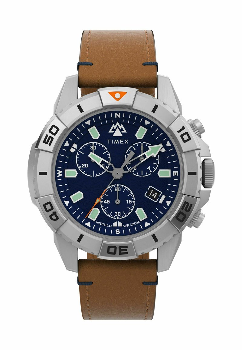Timex laikrodis su nerūdijančio plieno korpusu, mėlynu ciferblatu, rudos odos juostele, švytinčiais žaliais ženklais ir chronografu. Atsparus vandeniui iki 100m.