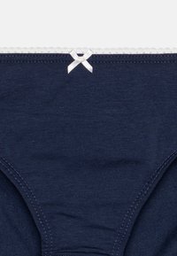 Ναυτικό μπλε βαμβακερό εσώρουχο με δαντελένια διακόσμηση και μια μικρή λευκή κορδελίτσα στο κέντρο μπροστά. Λείο υφή και προσαρμοσμένος σχεδιασμός.