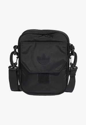 Lille sort crossbodytaske med justerbar rem, forlommel med klap og synligt logo samt lynlås på toppen.